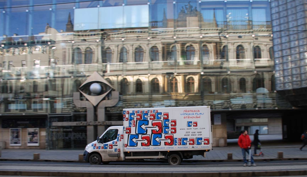 polepená velká bílá dodávka logy SemTam Teamu v centru prahy